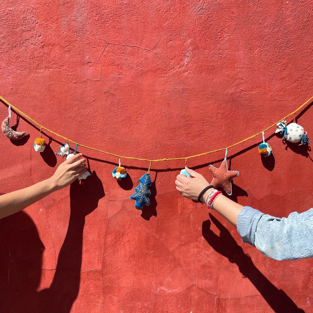 Festive Garlands: Elegant Neutrals