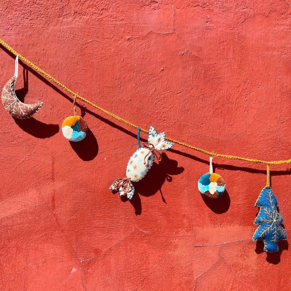 Festive Garlands: Elegant Neutrals