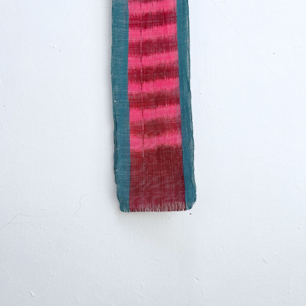 The end of the scarf has no fringes, it is the acclaimed four-selvage weave