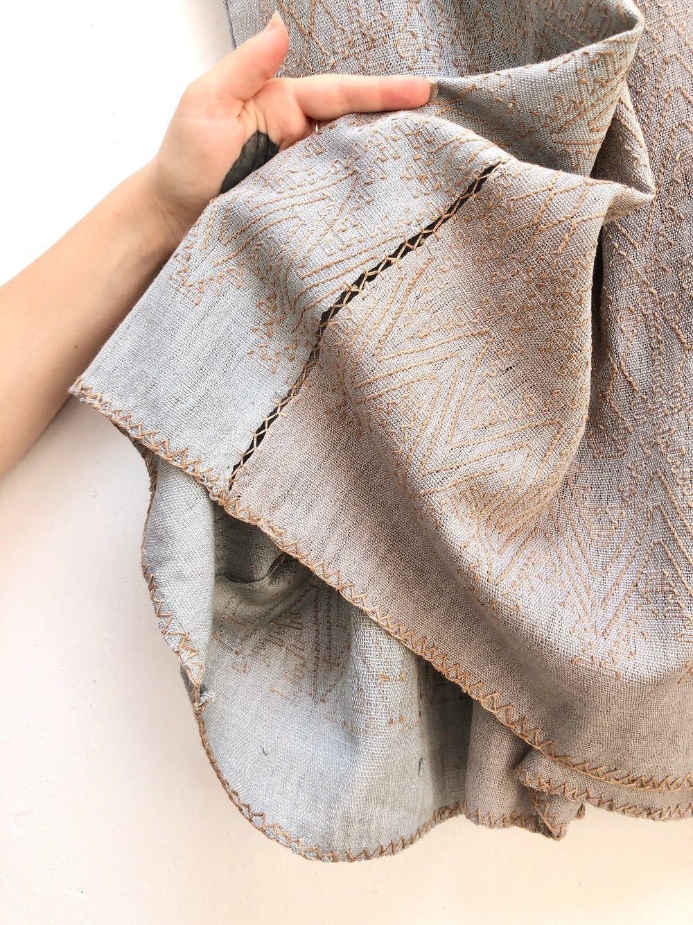Two-Toned Clouds of Cobán in Light Greys + Pepper (L)