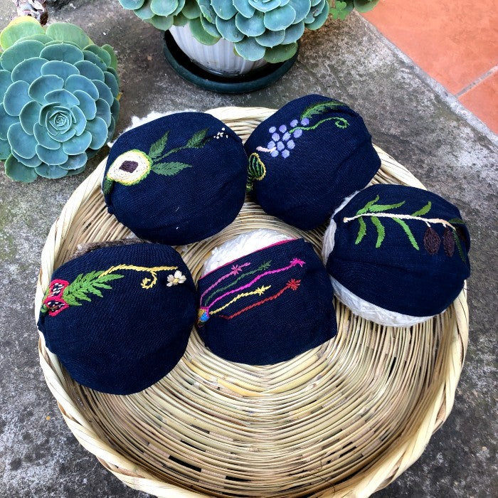Hand-embroidered cloth mask: Fruits and Barriletes