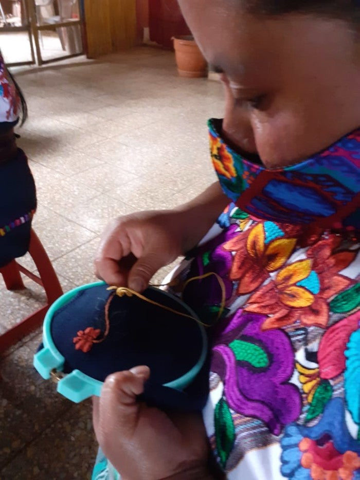 Hand-embroidered cloth mask: Fruits and Barriletes