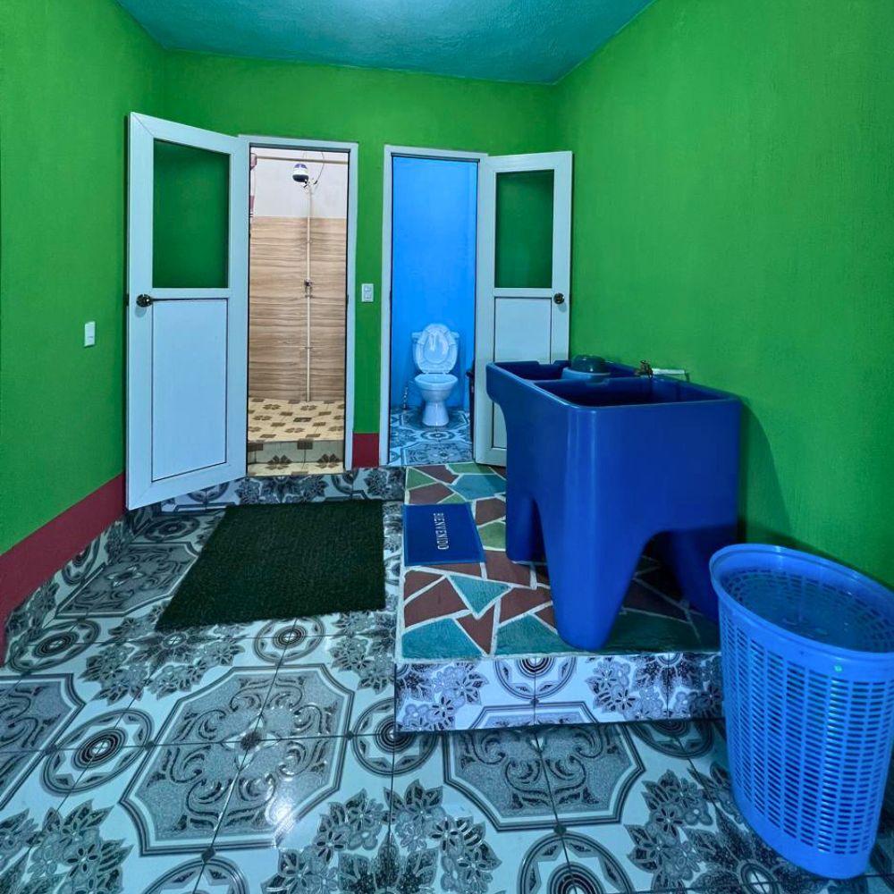 Separate bathroom and shower. Includes a pila.