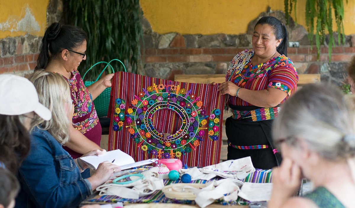 Small group Tote Embroidery with Claribel / Friday, March 28th 10am-12noon