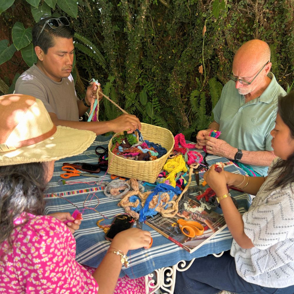 Group of participants taking the Chajul-style pompom workshop.