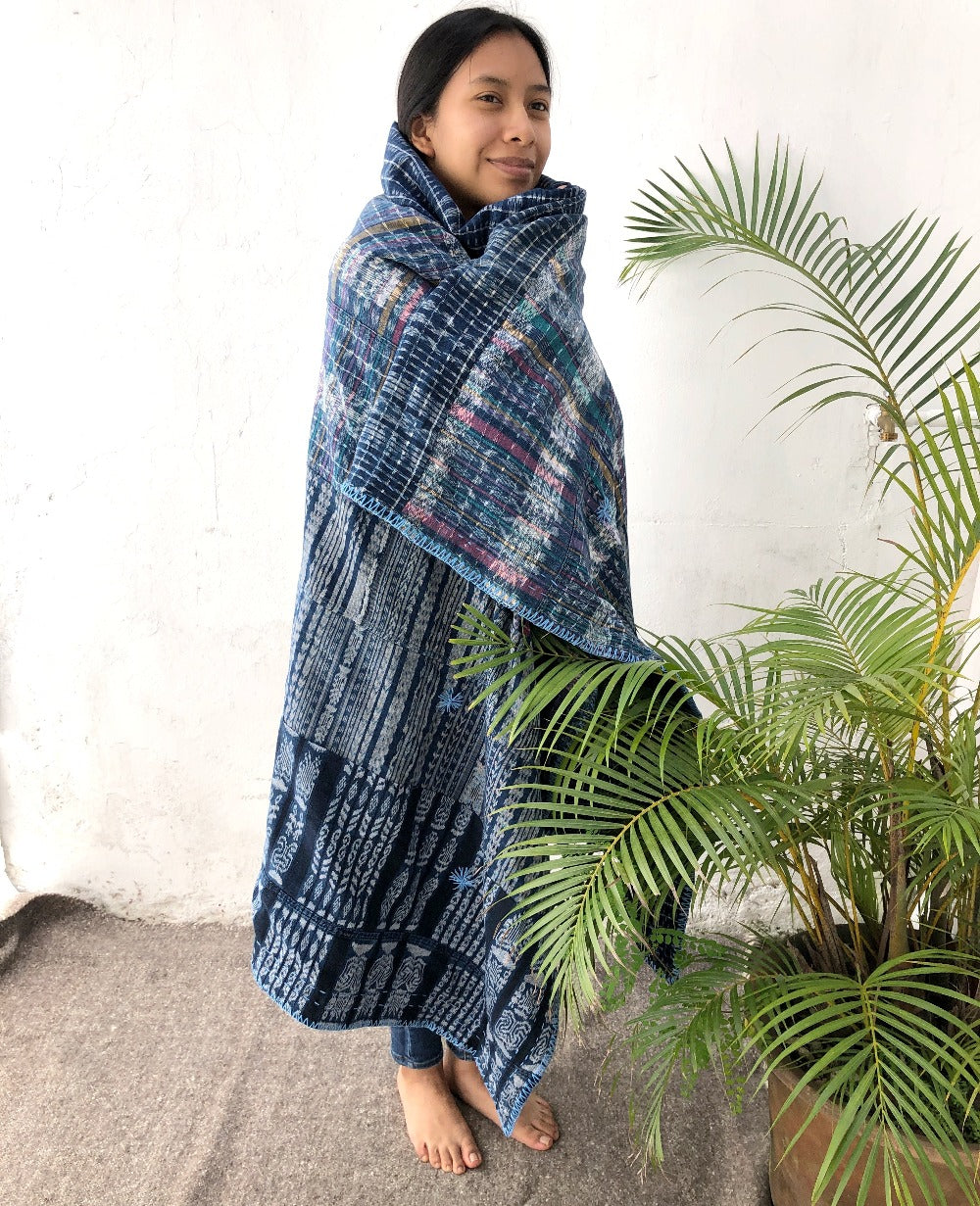 Double-layered corte blanket: Light indigo embroidery