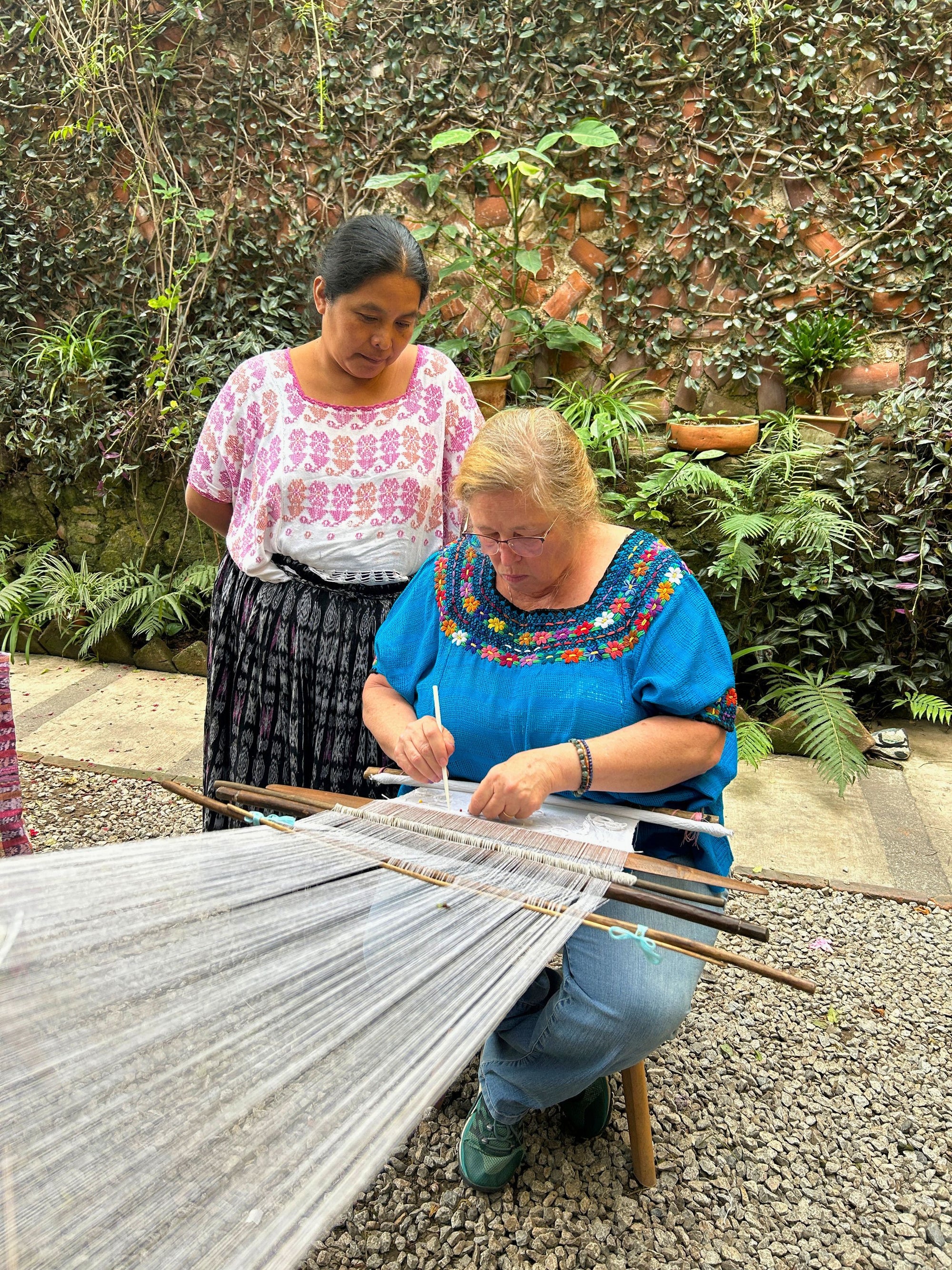 A master weaver and student weaving using the traditional Pikbil technique from Cobán.